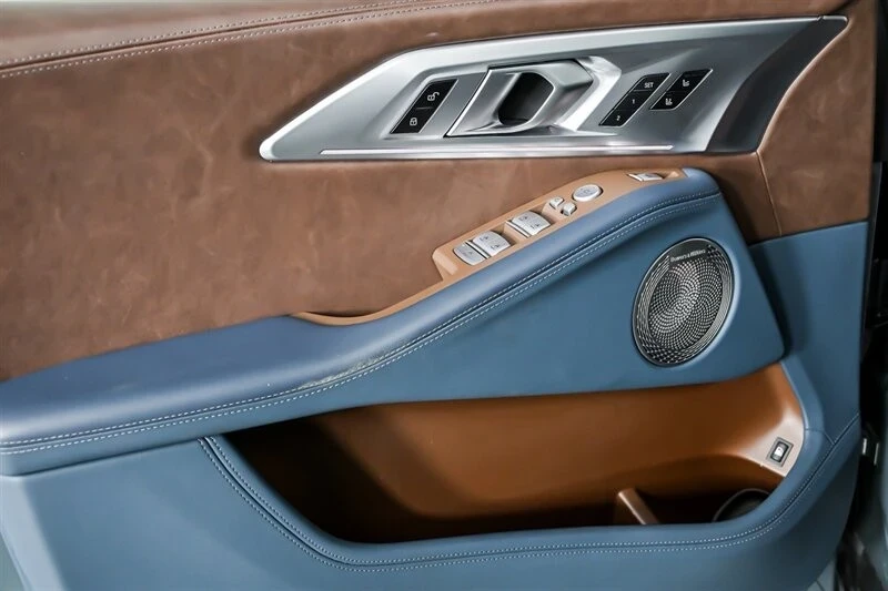 2023 BMW XM - Image 18 of 21