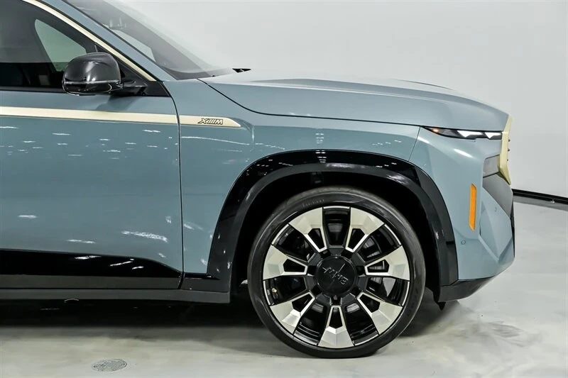 2023 BMW XM - Image 15 of 21