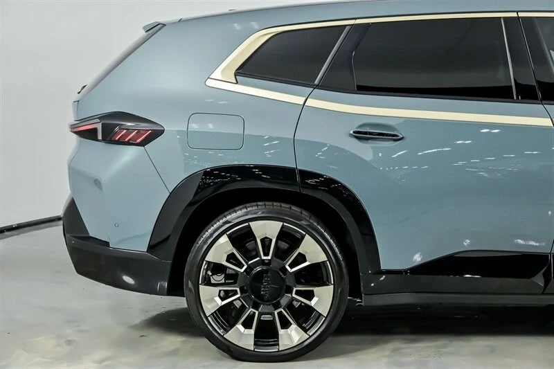 2023 BMW XM - Image 13 of 21