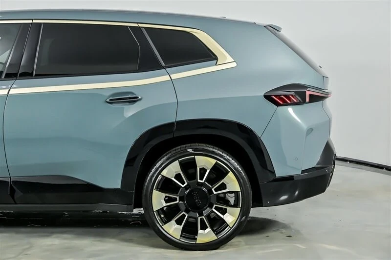 2023 BMW XM - Image 9 of 21