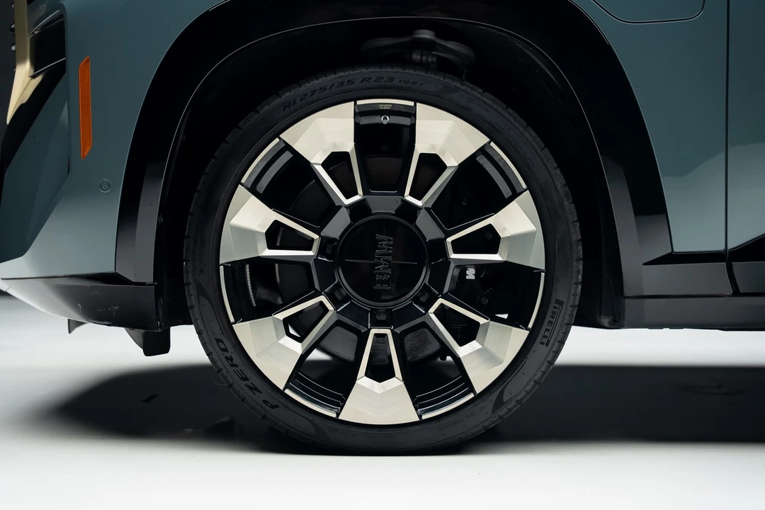2023 BMW XM - Image 19 of 21
