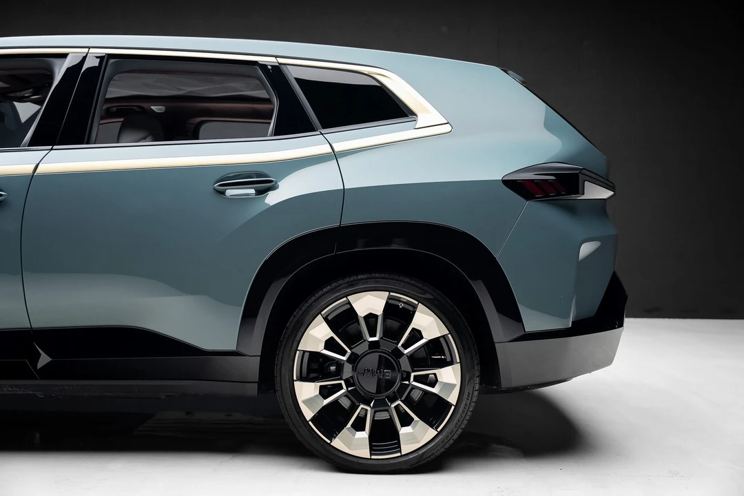 2023 BMW XM - Image 19 of 21