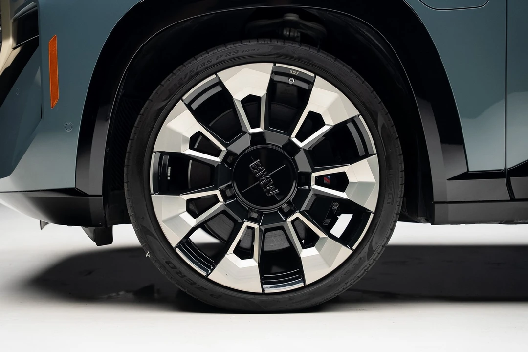 2023 BMW XM - Image 18 of 21