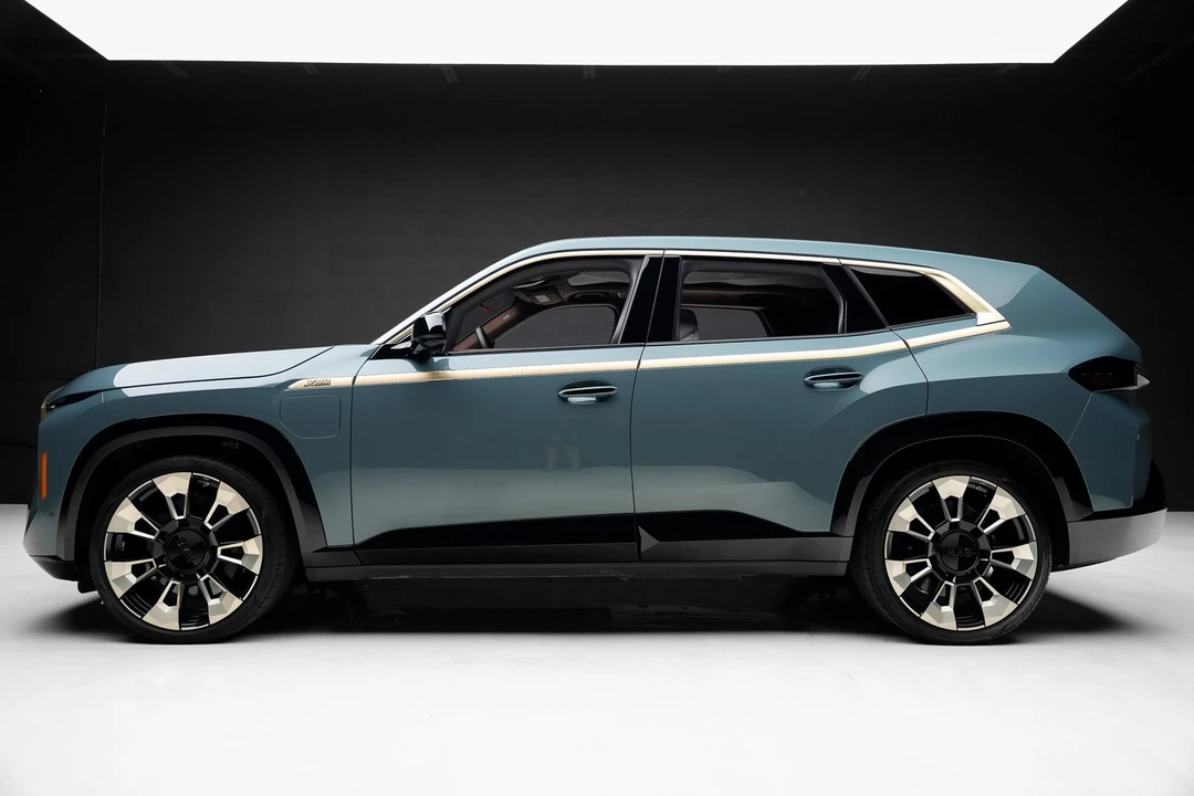 2023 BMW XM - Image 16 of 21
