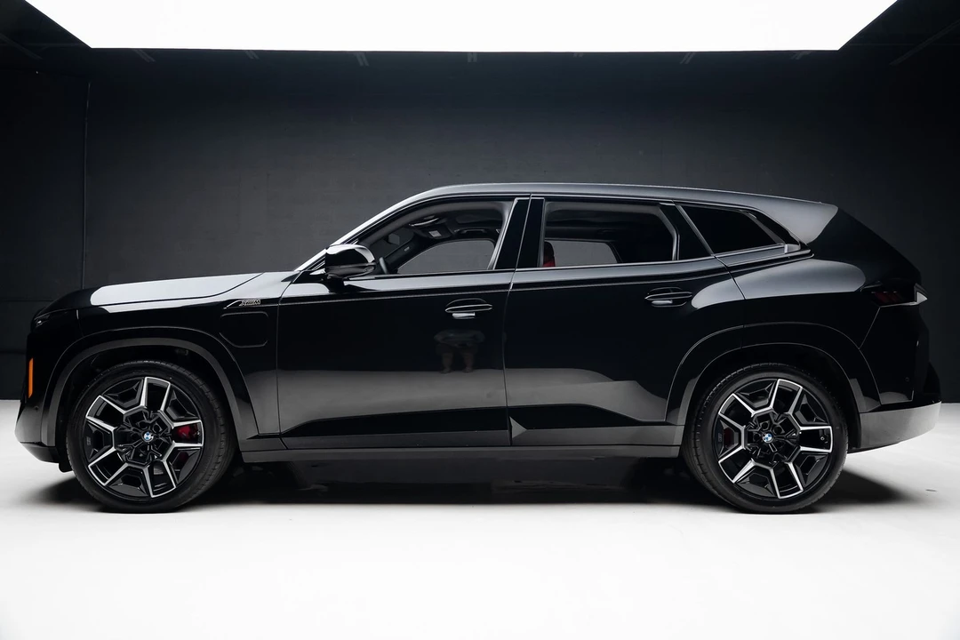 2023 BMW XM - Image 18 of 21