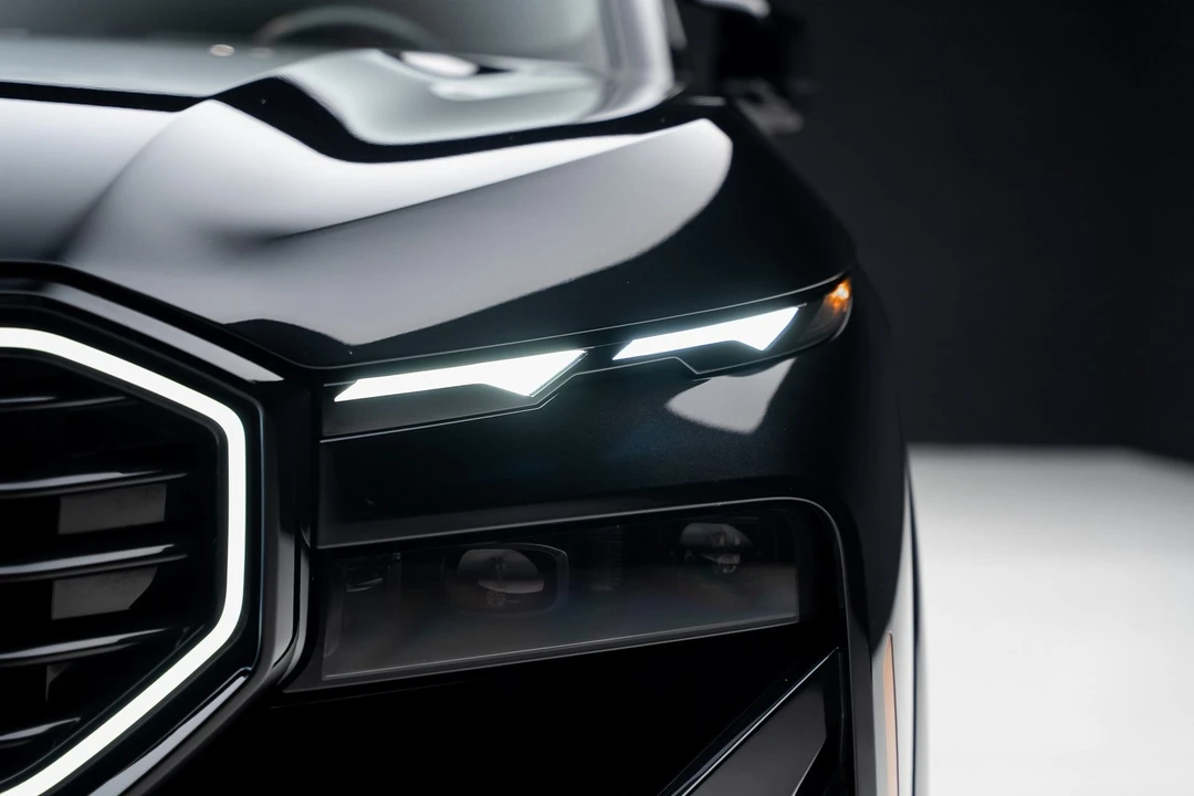 2023 BMW XM - Image 9 of 12