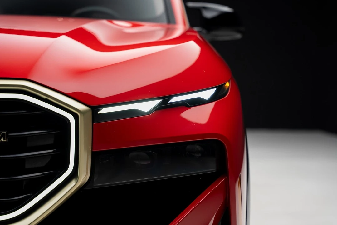 2023 BMW XM - Image 9 of 12