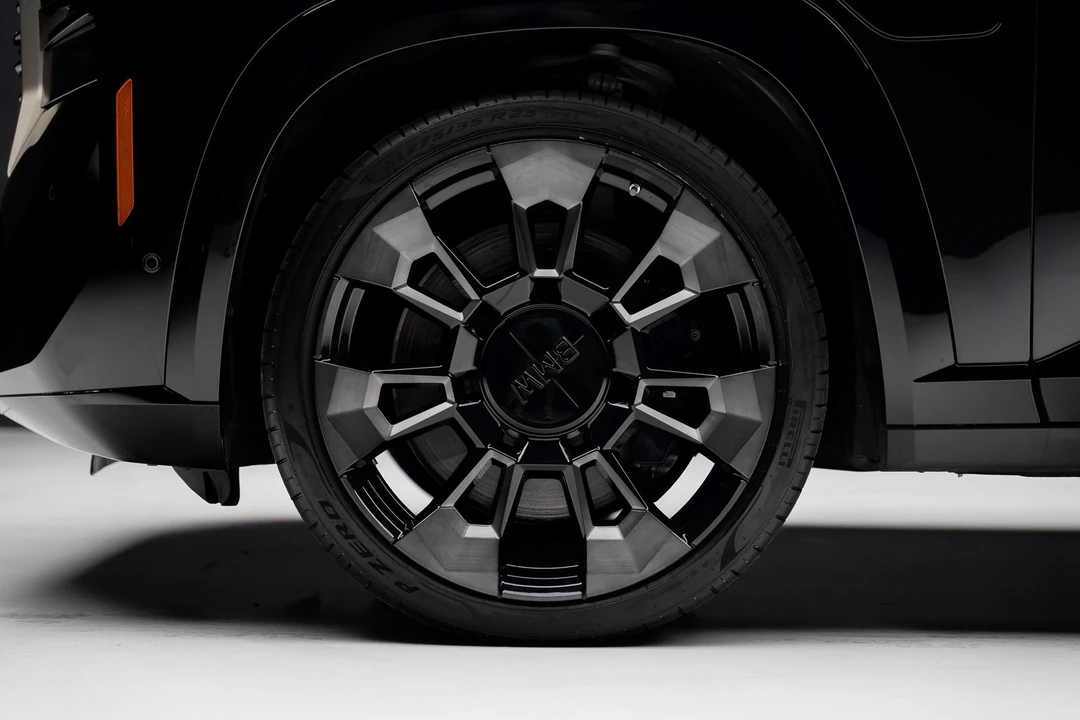 2023 BMW XM - Image 19 of 21