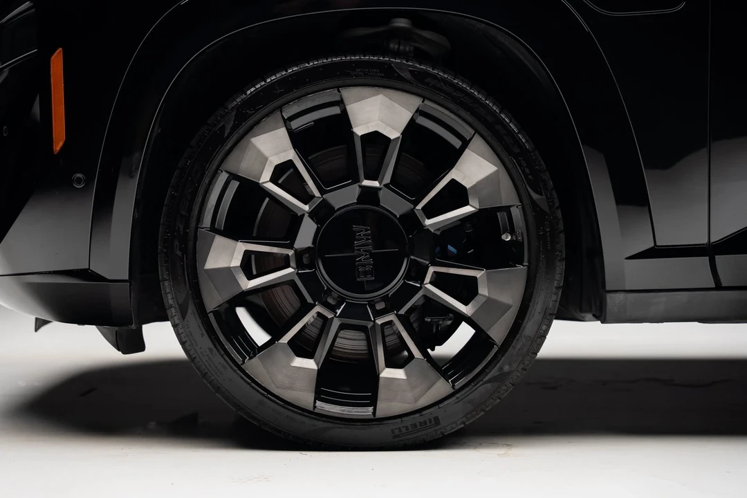 2023 BMW XM - Image 19 of 21