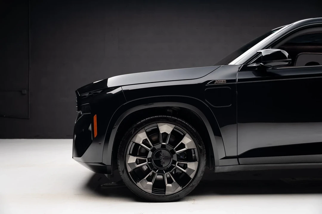 2023 BMW XM - Image 18 of 21