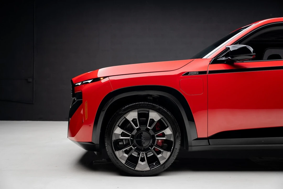 2023 BMW XM - Image 17 of 21