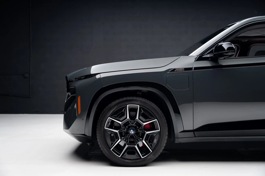 2023 BMW XM - Image 18 of 21