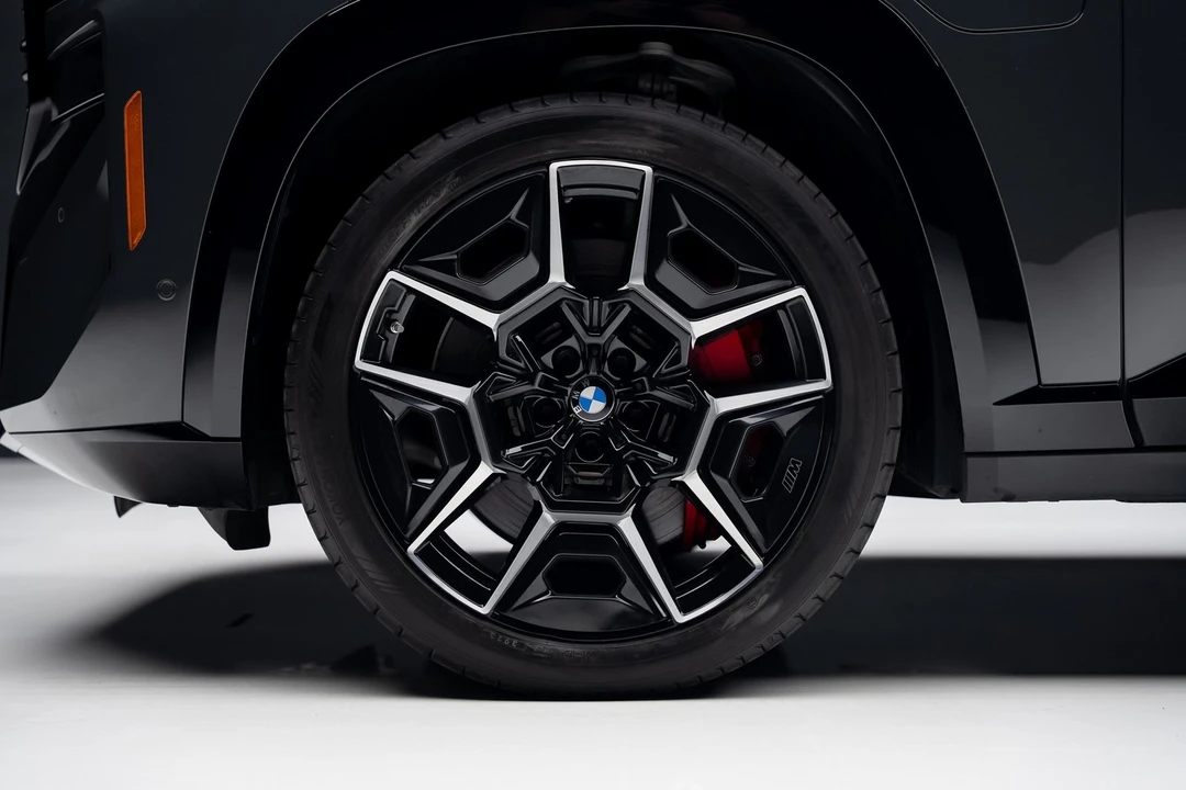2023 BMW XM - Image 19 of 21