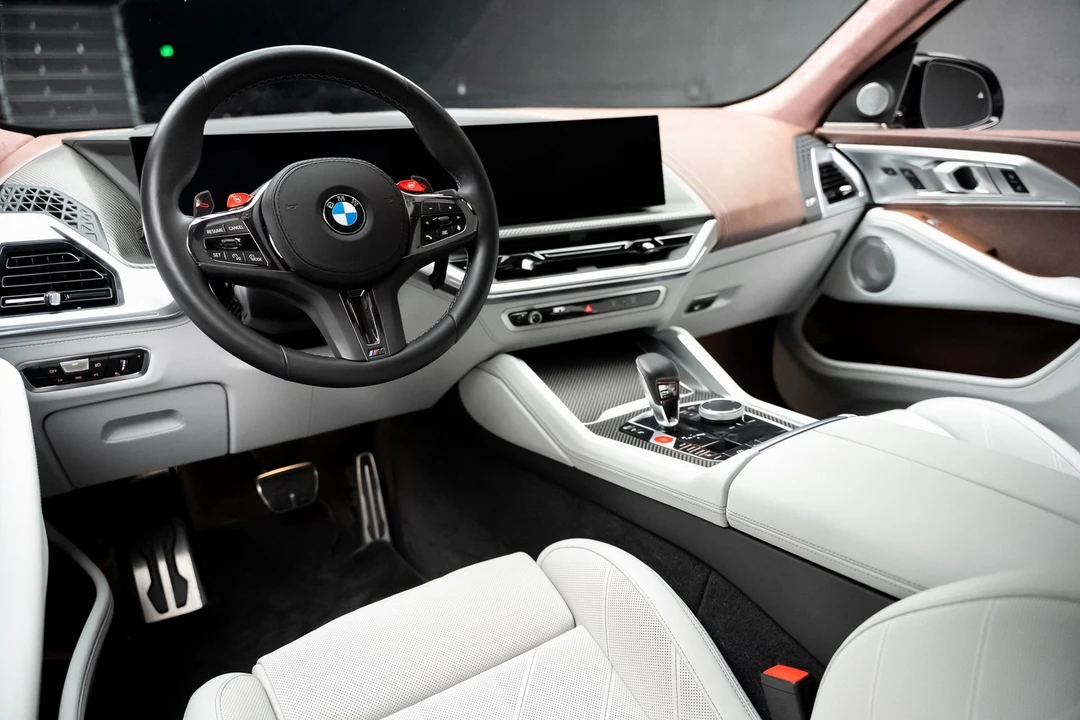 2023 BMW XM - Image 2 of 21