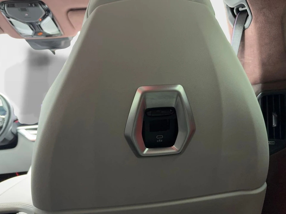 2023 BMW XM - Image 17 of 21