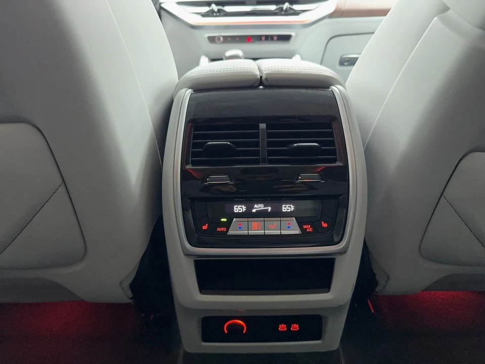 2023 BMW XM - Image 16 of 21