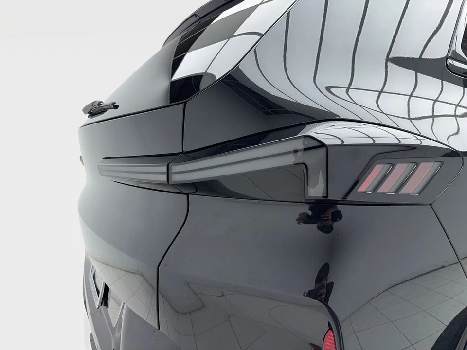 2023 BMW XM - Image 7 of 21