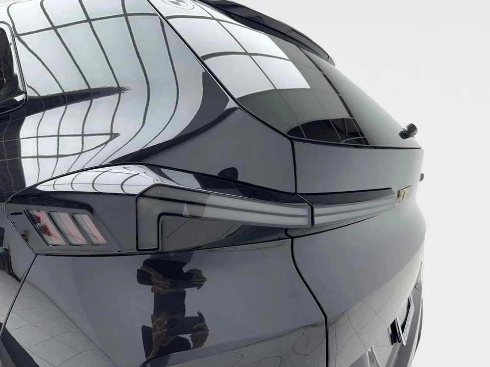 2023 BMW XM - Image 9 of 12