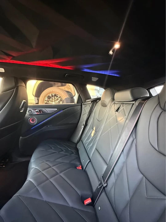 2023 BMW XM - Image 17 of 19
