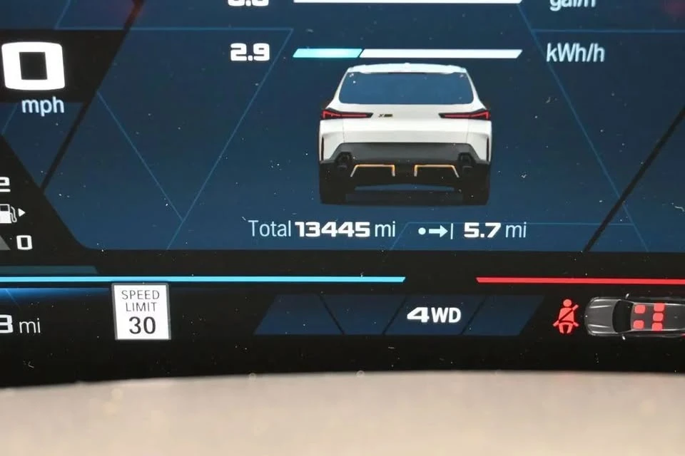 2023 BMW XM - Image 13 of 20