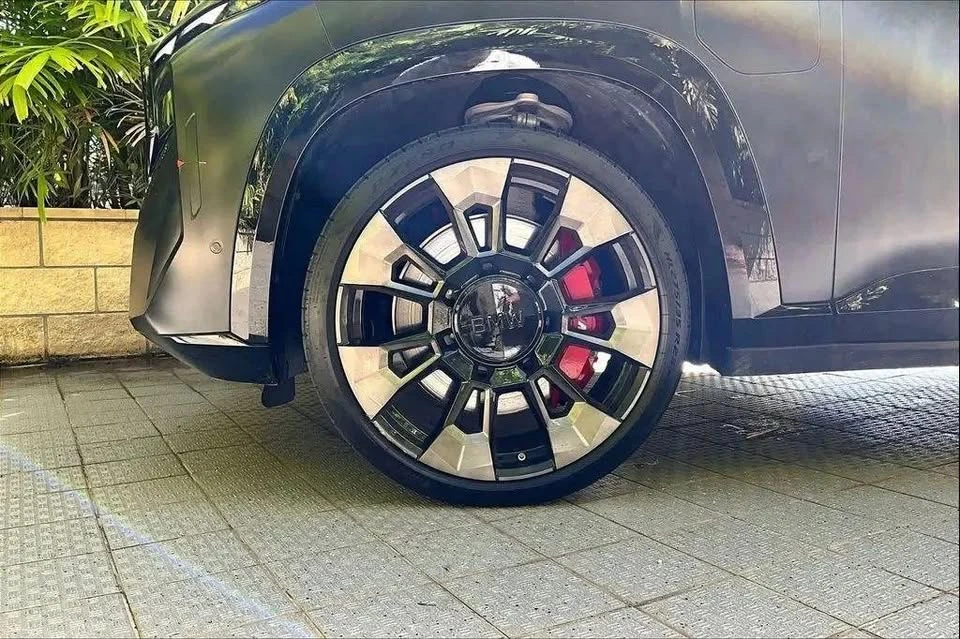 2023 BMW XM - Image 8 of 19