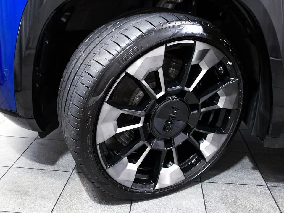 2023 BMW XM - Image 7 of 20