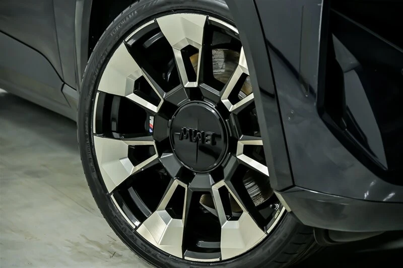 2023 BMW XM - Image 4 of 12