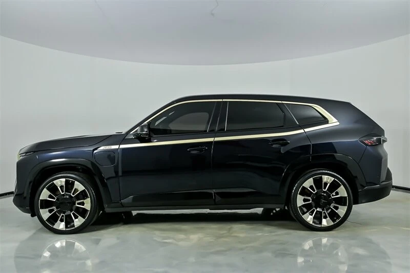 2023 BMW XM - Image 9 of 12