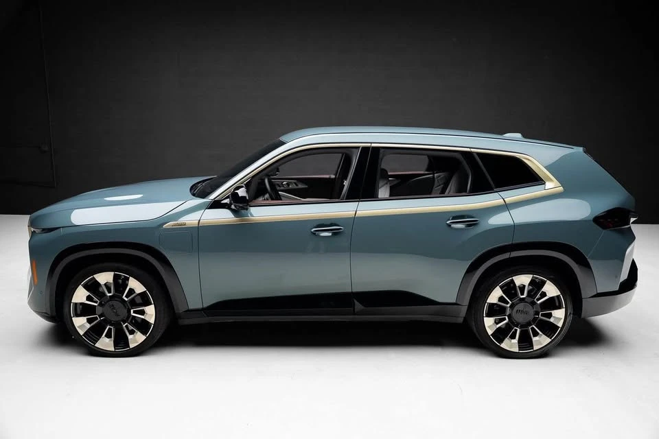 2023 BMW XM - Image 2 of 5