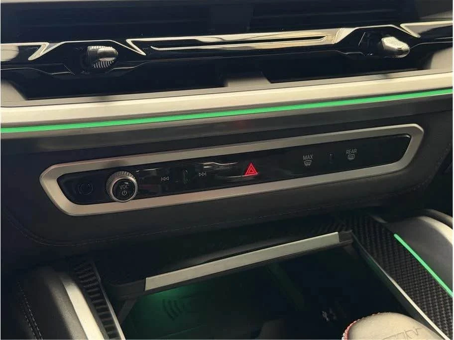 2023 BMW XM - Image 13 of 19