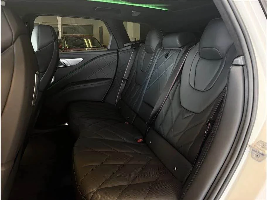 2023 BMW XM - Image 12 of 19