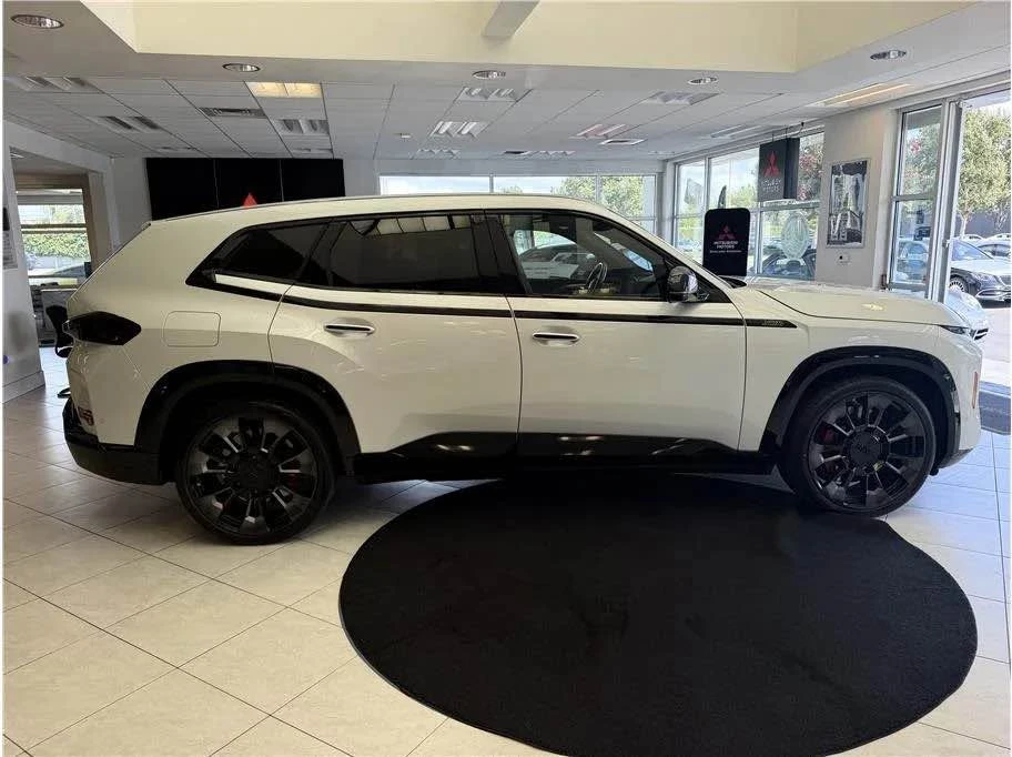 2023 BMW XM - Image 2 of 19
