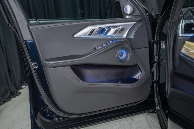 2023 BMW XM - Image 8 of 12