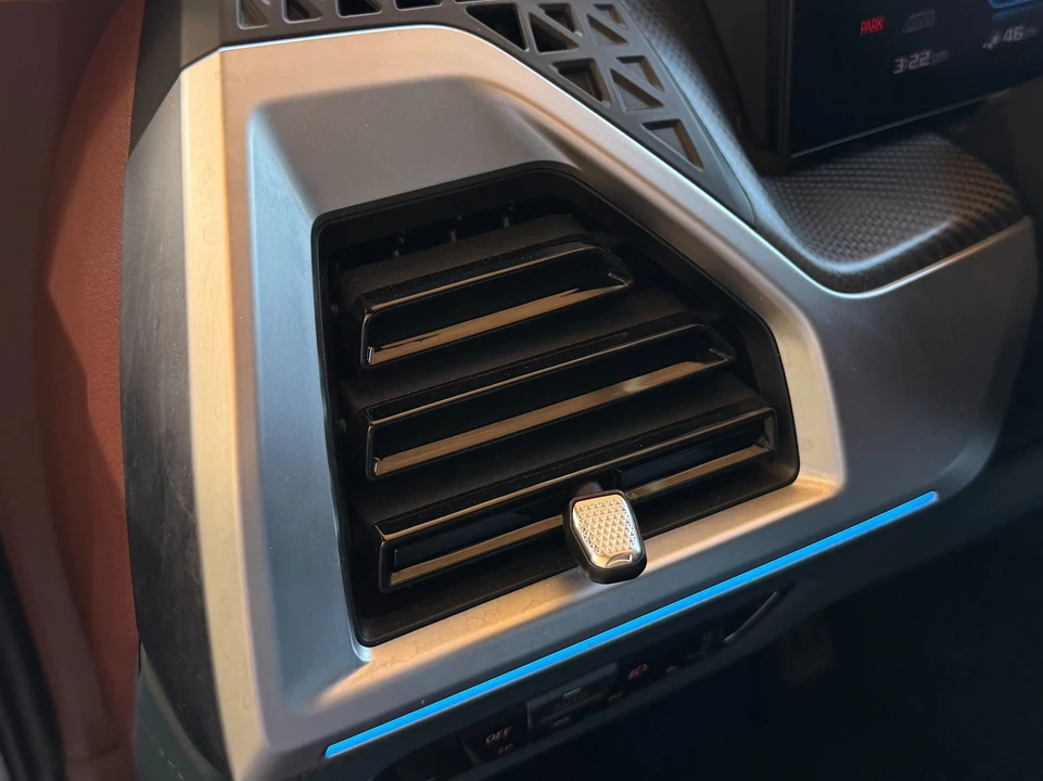 2023 BMW XM - Image 16 of 21
