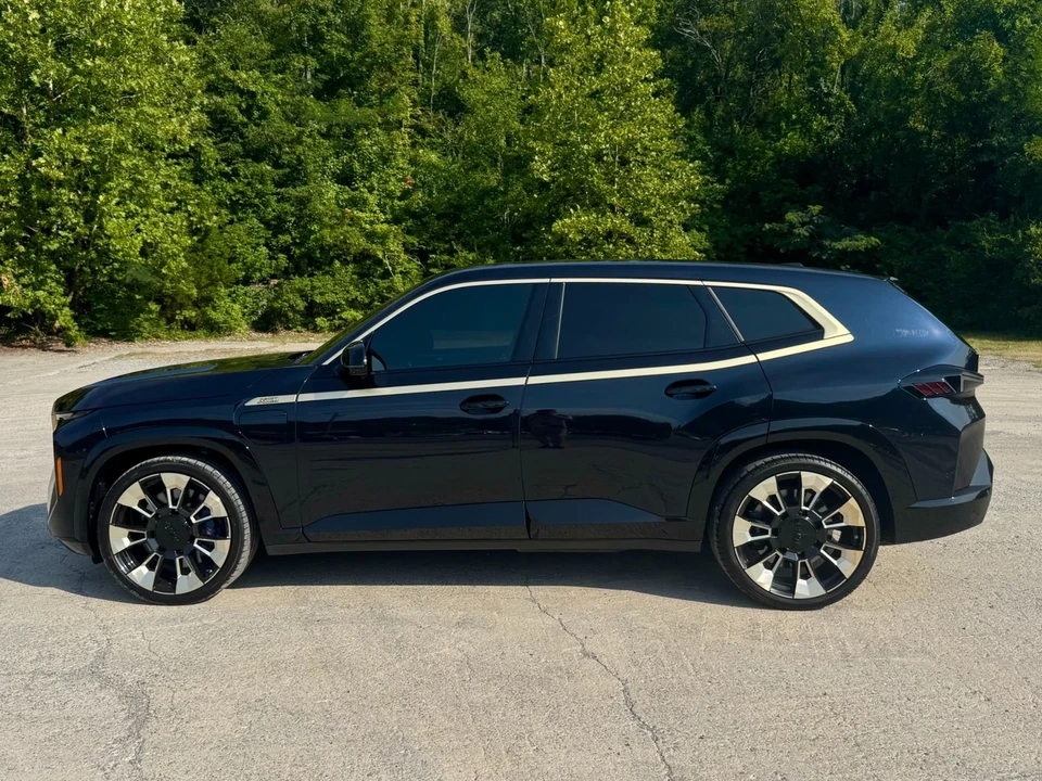 2023 BMW XM - Image 8 of 12