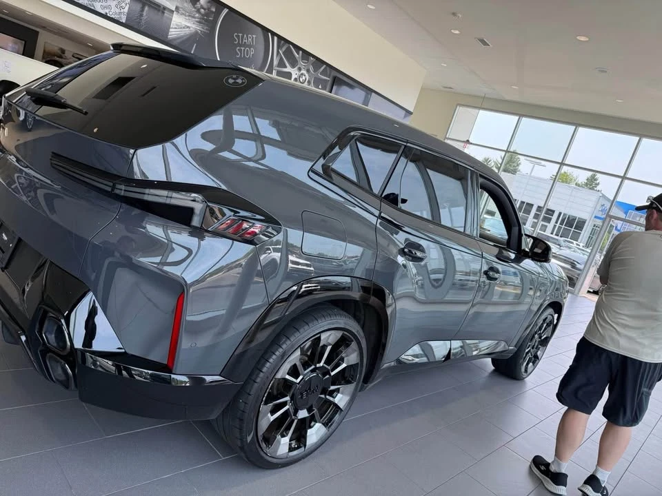 2023 BMW XM - Image 2 of 17