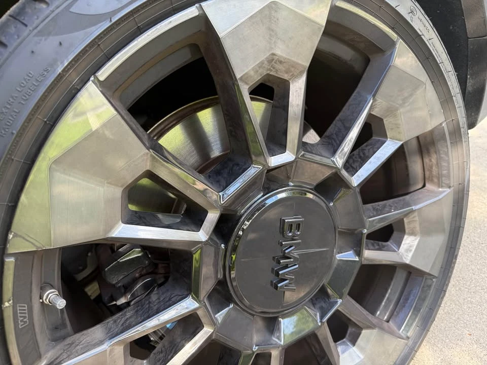 2023 BMW XM - Image 17 of 17