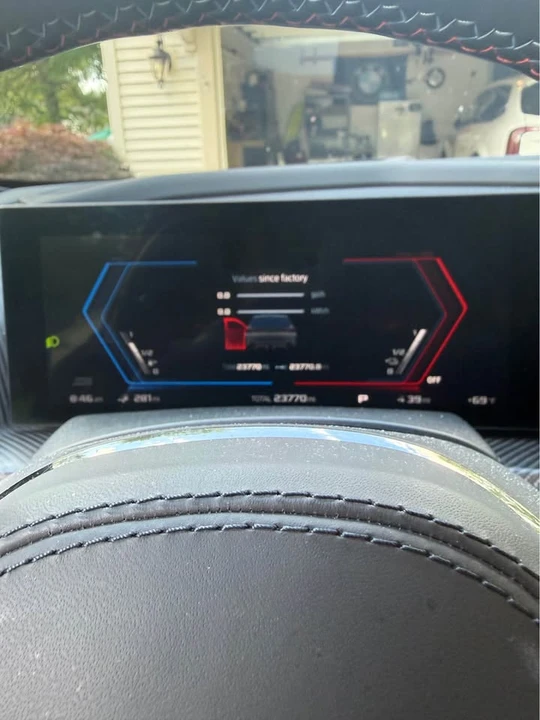 2023 BMW XM - Image 13 of 17