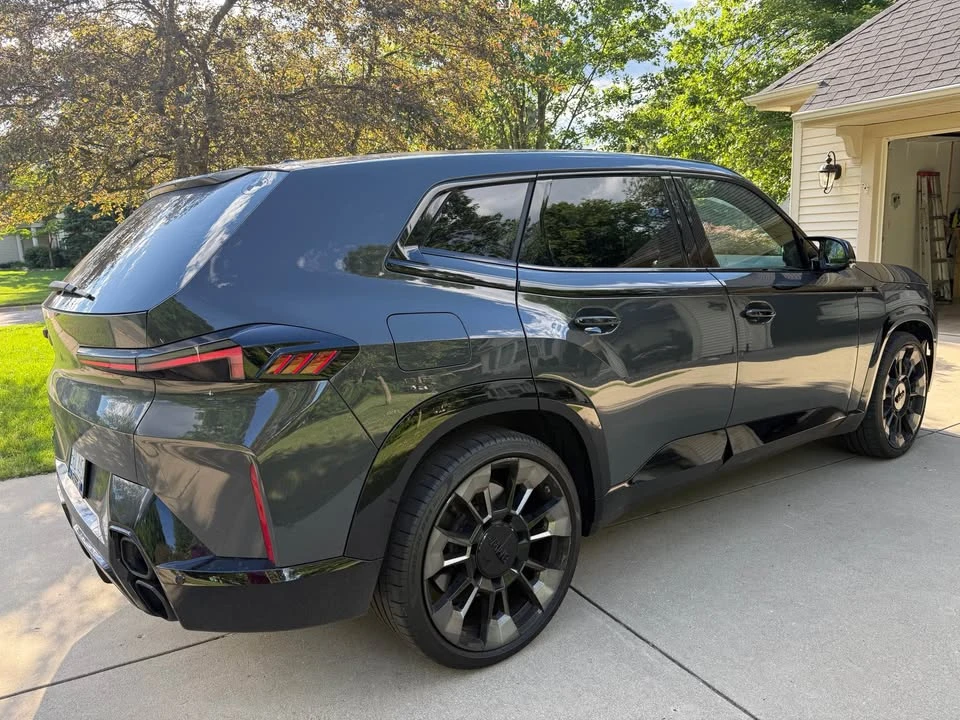 2023 BMW XM - Image 11 of 17
