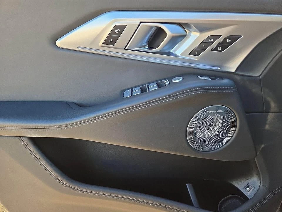 2023 BMW XM - Image 13 of 20