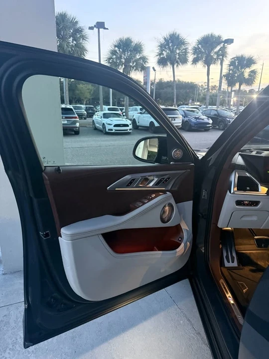 2023 BMW XM - Image 5 of 17