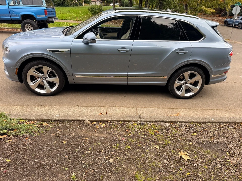 2023 Bentley Bentayga - Image 7 of 21