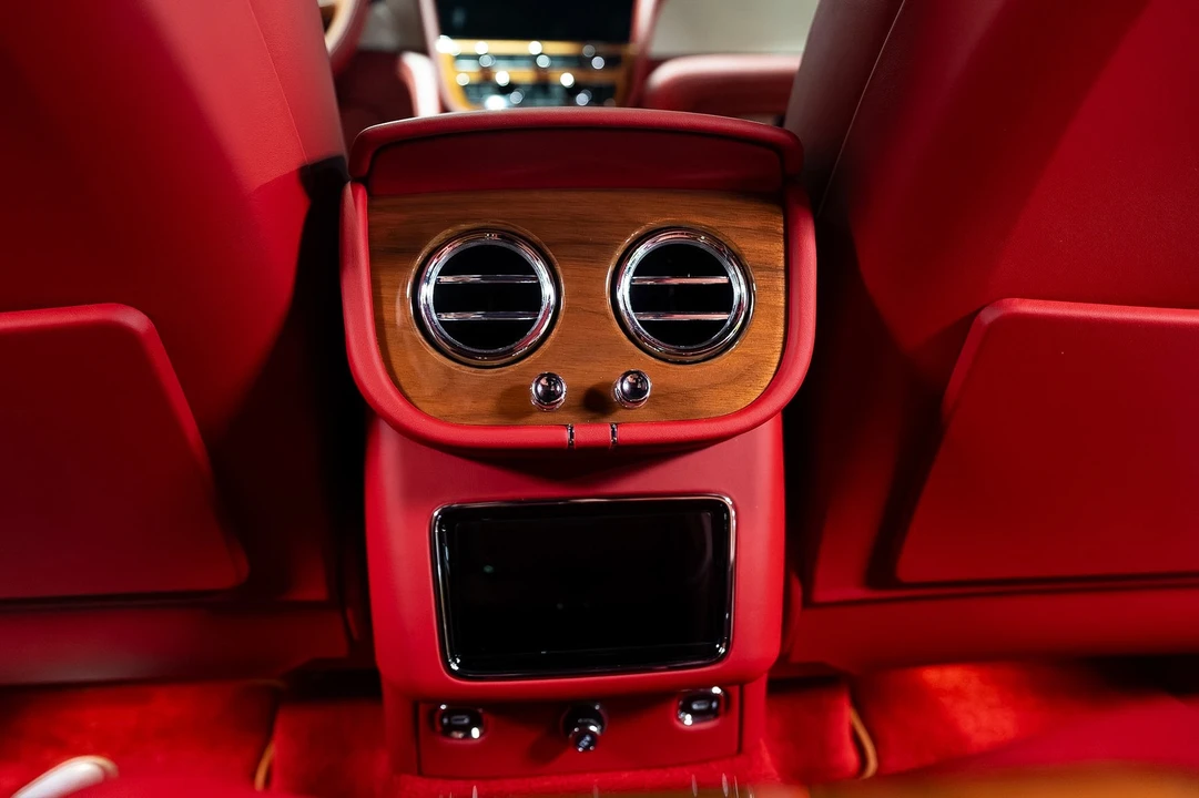 2023 Bentley Bentayga - Image 18 of 31