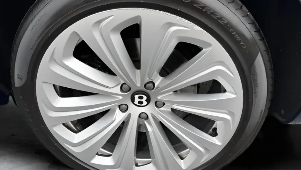 2023 Bentley Bentayga - Image 9 of 20