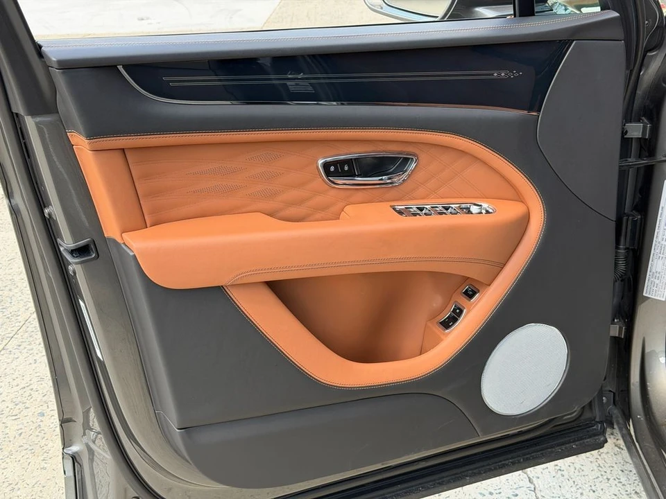 2023 Bentley Bentayga - Image 16 of 31