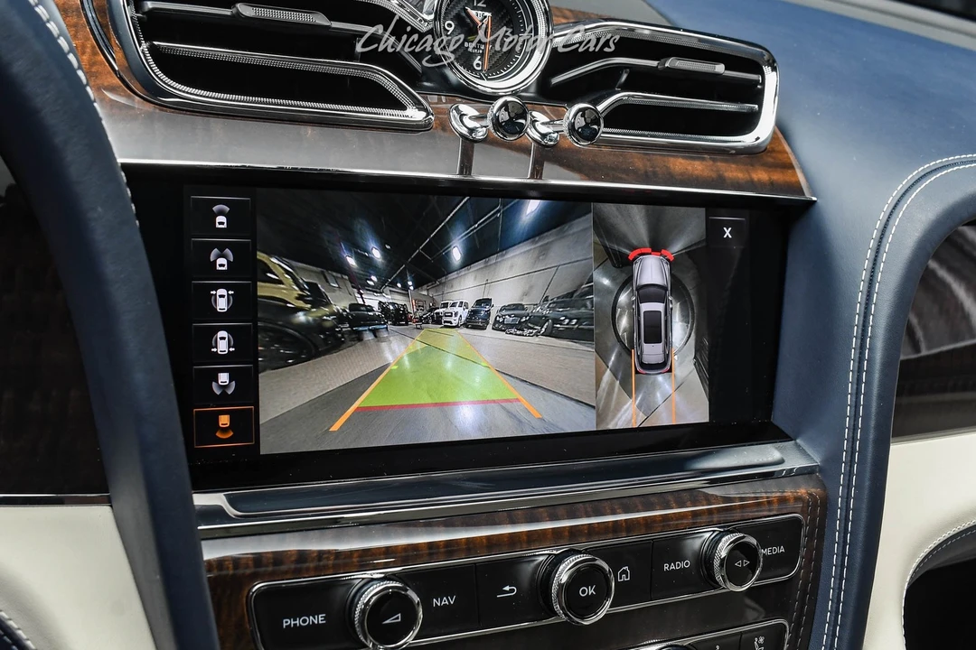 2023 Bentley Bentayga - Image 17 of 21