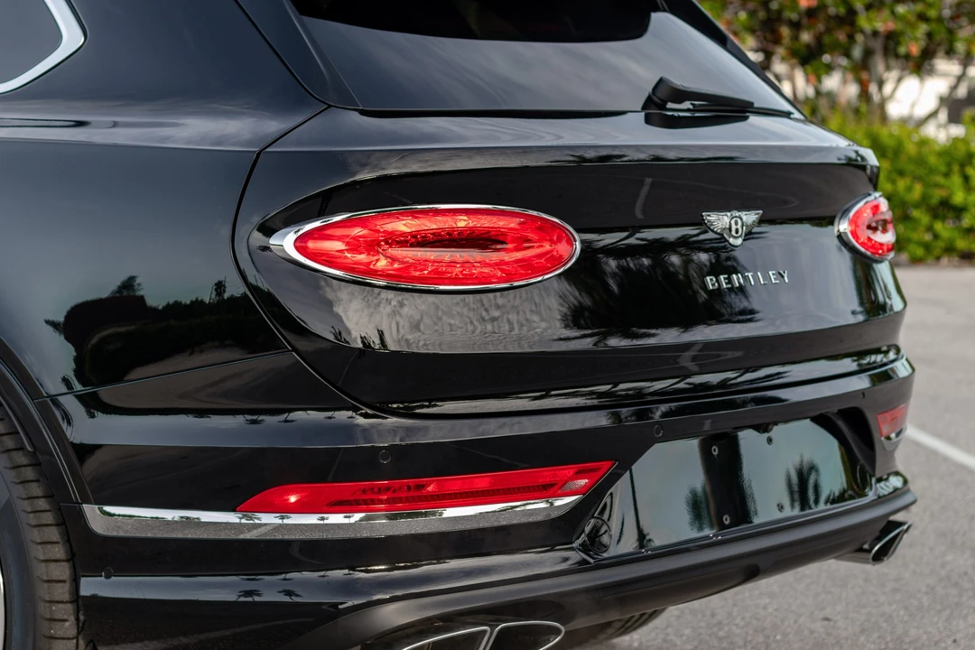 2023 Bentley Bentayga - Image 17 of 31