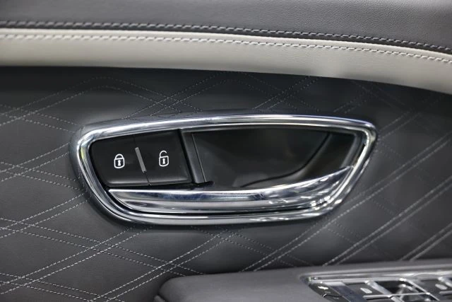 2023 Bentley Bentayga - Image 13 of 31