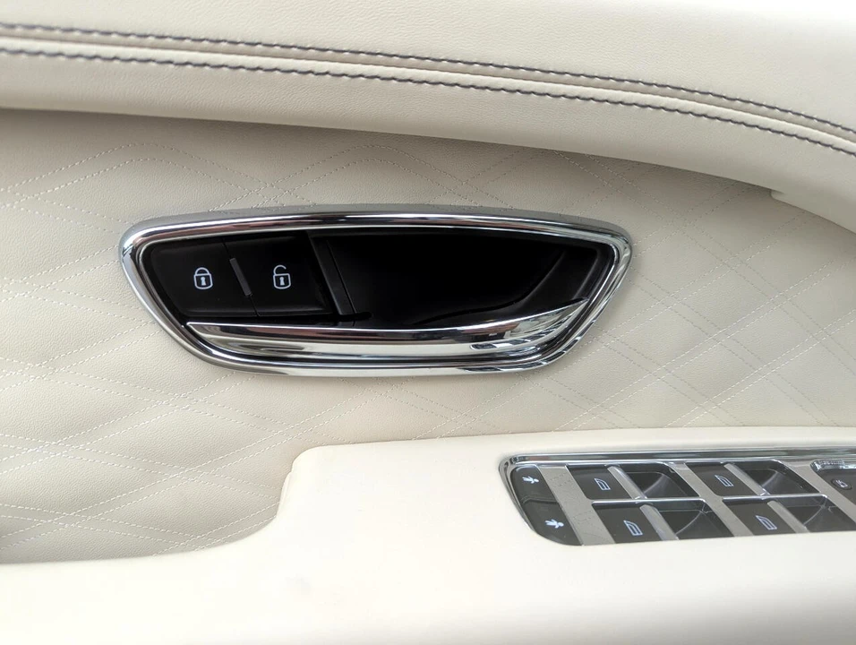 2023 Bentley Bentayga - Image 12 of 21
