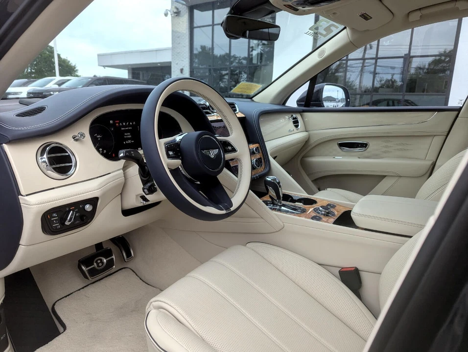 2023 Bentley Bentayga - Image 18 of 21